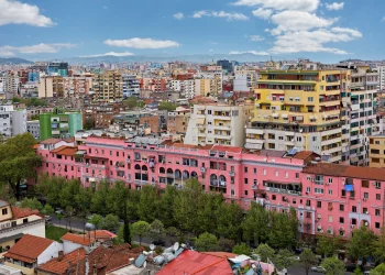 Fillon numërimi i votave në Tiranë