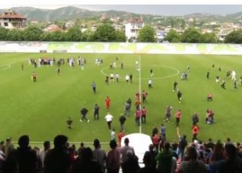 U futën në fushë për të dhunuar arbitrin pas Tirana-Bylis, shoqërohen në polici tifozët