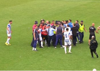 Skandal në Tirana-Bylis, tifozët hyjnë në fushë për të rrahur gjyqtarin