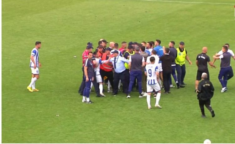 Skandal në Tirana-Bylis, tifozët hyjnë në fushë për të rrahur gjyqtarin