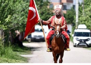 I veshur si jeniçer, turku drejtohet drejt qendrës së votimit