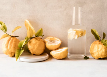 Uji me limon ju dobëson? Ja çfarë thonë dietologët