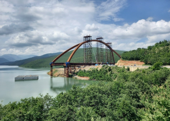 Kosto të dyfishuara, por nuk ka një datë përfundimi/ Urës së madhe të Kukësit nuk i duket fundi