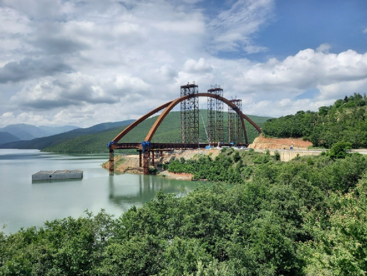 Kosto të dyfishuara, por nuk ka një datë përfundimi/ Urës së madhe të Kukësit nuk i duket fundi
