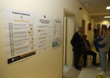 Laknas, operatorët e PS përgjojnë votuesit