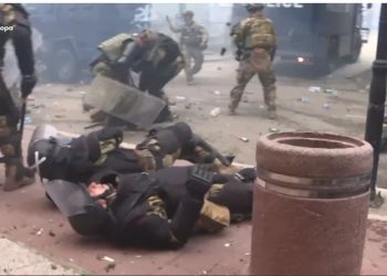 VIDEO/ Pamje tronditëse nga përplasja e dhunshme në veri të Kosovës
