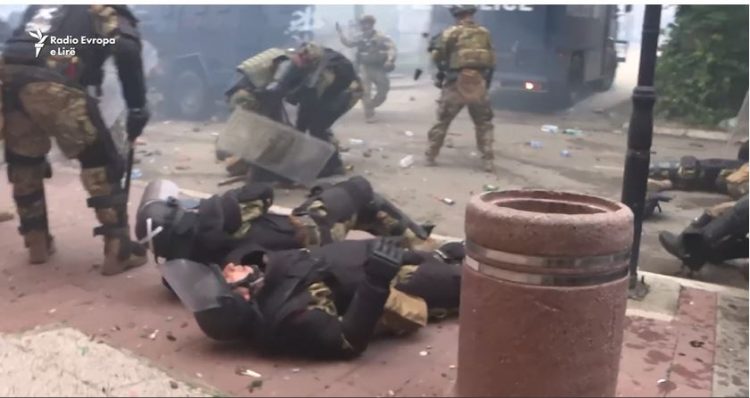 VIDEO/ Pamje tronditëse nga përplasja e dhunshme në veri të Kosovës