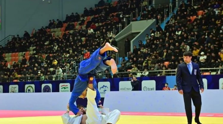 Ndalohen spektatorët e xhudos pasi mbanin emblemën ushtarake ruse