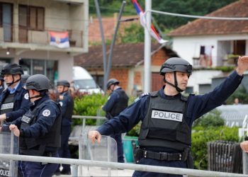 Lëndohet një polic në veri, 3 automjete të Policisë të sulmuara gjatë ditës