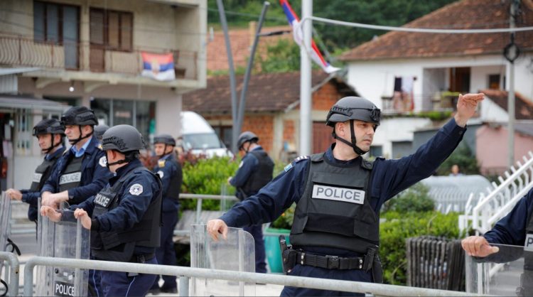 Lëndohet një polic në veri, 3 automjete të Policisë të sulmuara gjatë ditës