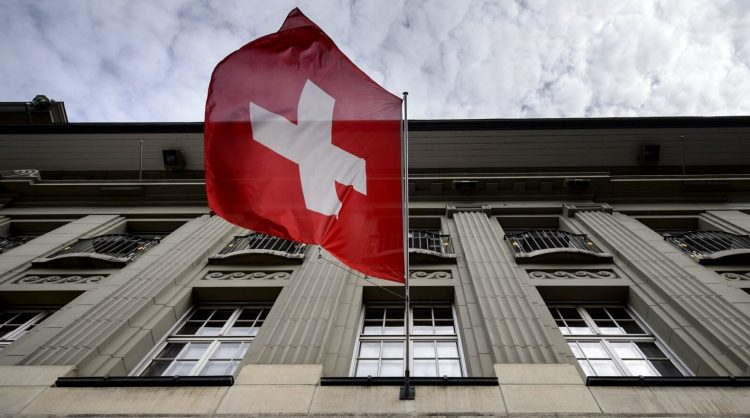 Zvicra thotë se mban mbi 8 miliardë rezerva të Bankës Qendrore Ruse