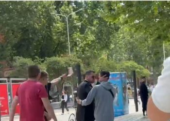 “Hajde Tigër”, Ahmetaj ndërron rrugë përballë protuesve në Kuvend