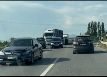 Makina kthehet përmbys në aksin Lezhë-Laç