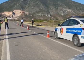 Makina del nga rruga në aksin Sarandë-Borsh, vdes shoferi