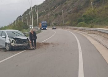 Makina del nga rruga dhe përplaset me trafikndarësen