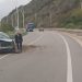 Makina del nga rruga dhe përplaset me trafikndarësen