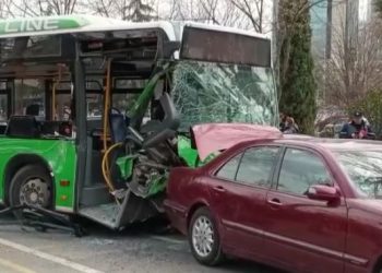 Aksidentohen rëndë dy autobusë të Bashkisë së Tiranës