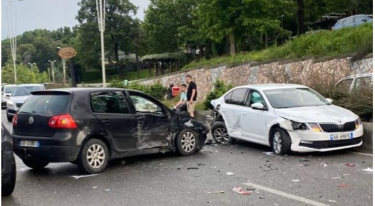Përplasen katër makina te Rruga e Elbasanit