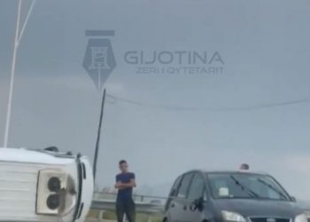 Furgoni përmbyset në rrugë në Pogradec, ja ç’ka ndodhur (VIDEO)