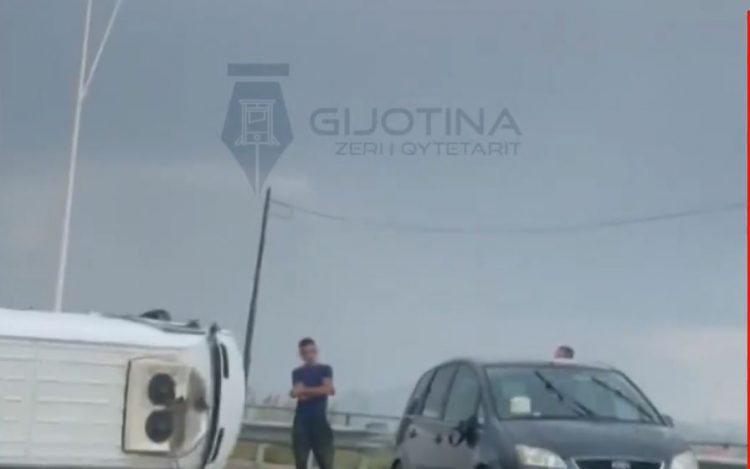 Furgoni përmbyset në rrugë në Pogradec, ja ç’ka ndodhur (VIDEO)