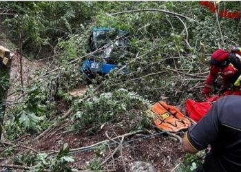 Itali, autobusi me të rinj bie në humnerë