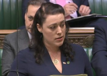 Deputetja britanike: Serbia po furnizon bandat, armët po fshihen në kisha…