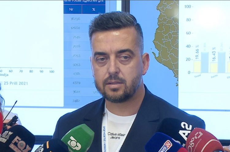 Kaziaj: Persona me kapuç po intimidojnë votuesit, polici s’ka