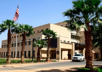 Ambasada e SHBA-së këshillon civilët të largohen me anije tregtare