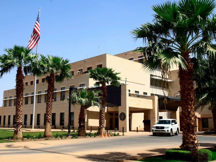 Ambasada e SHBA-së këshillon civilët të largohen me anije tregtare