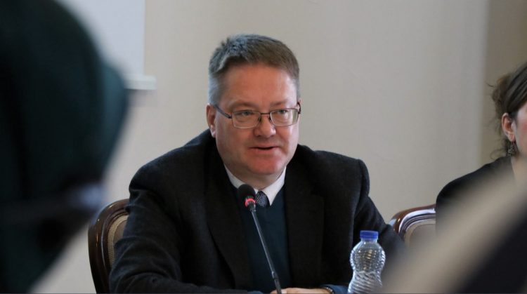 Asociacioni, Abbott: Është koha që Kosova ta prezantojë draftstatutin