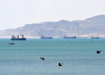 Anija egjiptiane bllokohet në kanalin e Suezit