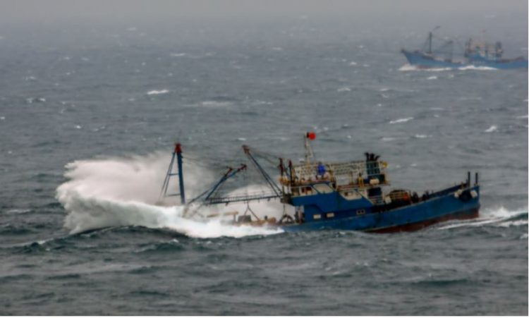 Mbytet anija kineze e peshkimit, 39 marinarë të zhdukur