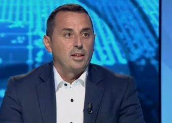 Arjan Hoxha hedh votën e tij: Disa qendra në Kamëz kanë probleme