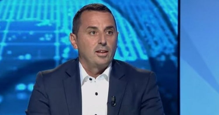 Arjan Hoxha hedh votën e tij: Disa qendra në Kamëz kanë probleme