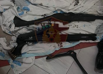 Gramsh/ Kanosi me armë bashkëshorten dhe fëmijët, arrestohet autori