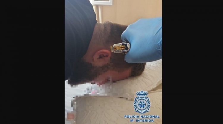 FOTO/ Me armë te koka, shqiptarët marrin peng bosin e kripto-valutave