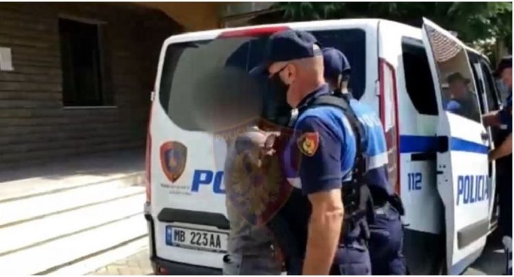 Tentoi të kalonte shtetasen e huaj drejt Malit të Zi, kapet i riu