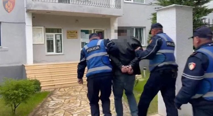 Tentoi të vriste fqinjin me sëpatë, arrestohet 38 vjeçari në Pogradec