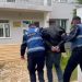 Tentoi të vriste fqinjin me sëpatë, arrestohet 38 vjeçari në Pogradec
