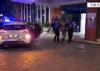 VIDEO/ Vodhën lekë dhe bizhuteri floriri në një banesë, pranga dy të rinjve