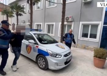 Ushtroi dhunë ndaj nënës, arrestohet i riu në Selenicë