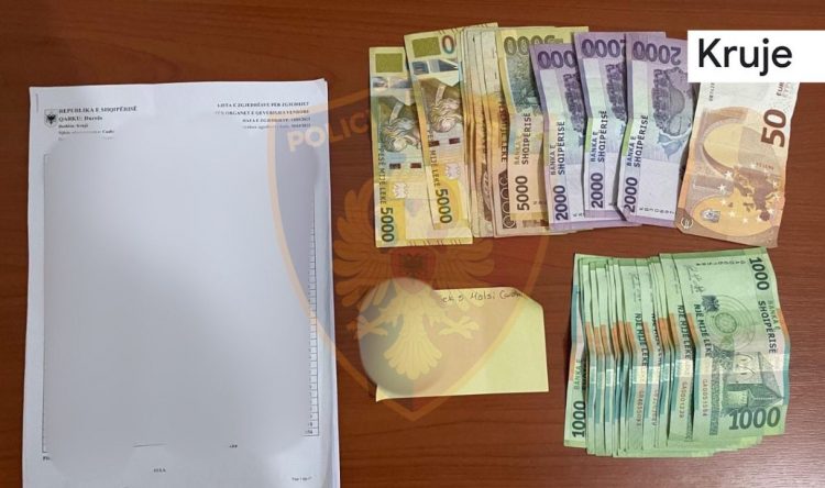 Listë me emra dhe çantë me lekë, arrestohet 48-vjeçari