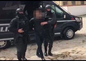 Kërcënoi dhe u fsheh në banesën e një gruaje, si u kap Vuksani
