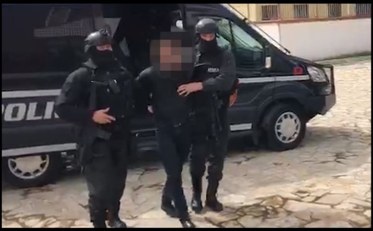 Kërcënoi dhe u fsheh në banesën e një gruaje, si u kap Vuksani