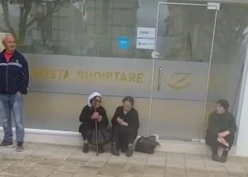 SKANDAL! Punonjësit e postës braktisin pensionistët për të parë Ramën