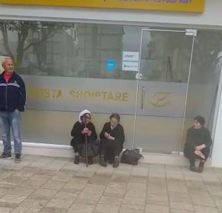 SKANDAL! Punonjësit e postës braktisin pensionistët për të parë Ramën