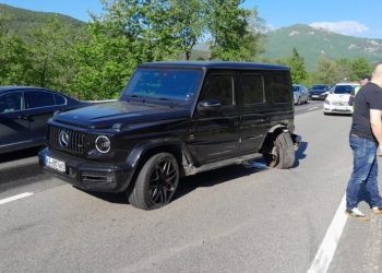 Aksident i trefishtë në Rrugën e Kombit