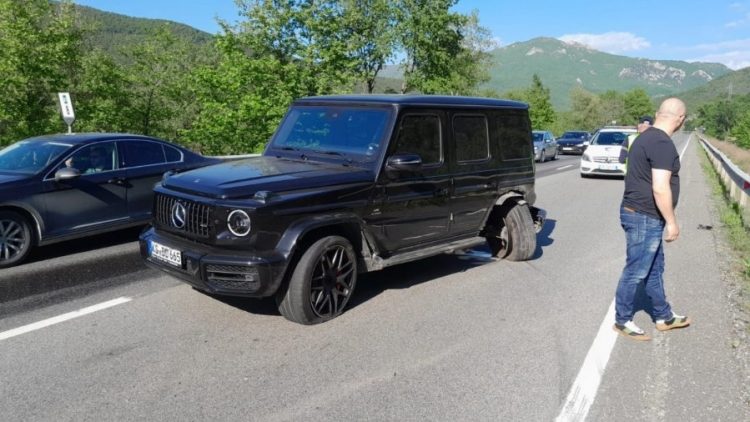 Aksident i trefishtë në Rrugën e Kombit