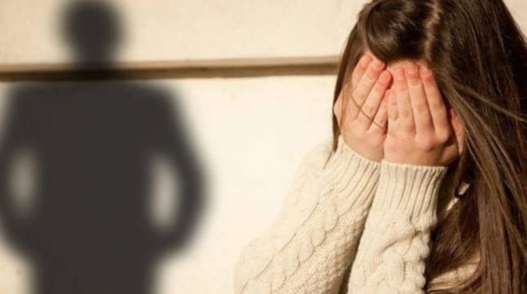 Ngacmoi seksualisht të miturën, arrestohet “përbindëshi”