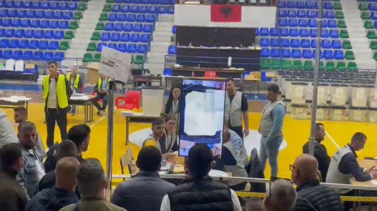 Pezullohet numërimi në dy bashki, çfarë po ndodh